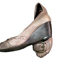 Bare Traps Wedge Size 7 Women shoes gray-brown deco buckle on toe